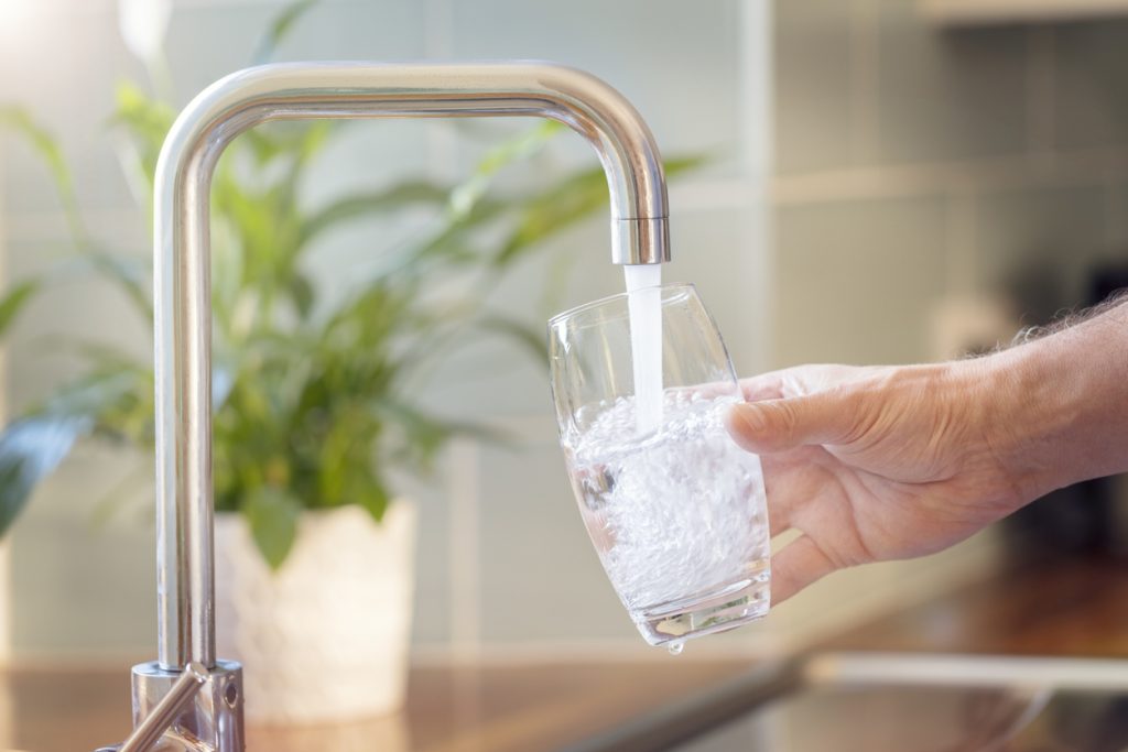 clean drinking water from kitchen faucet